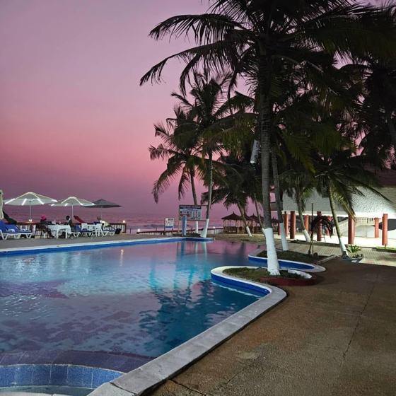 Piscine au coucher du soleil