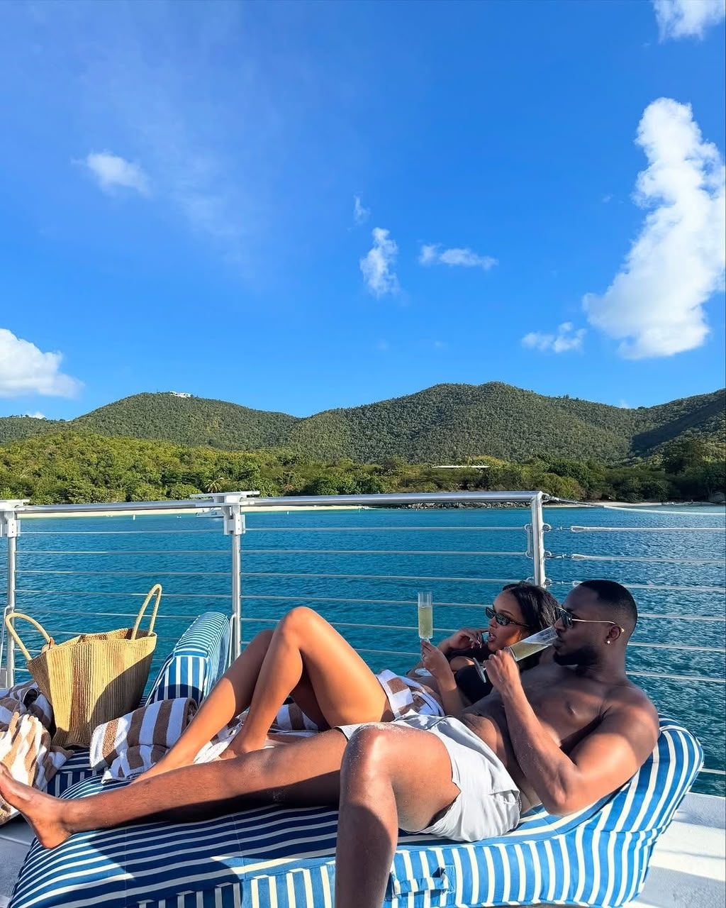 Détente sur le pont d'un bateau